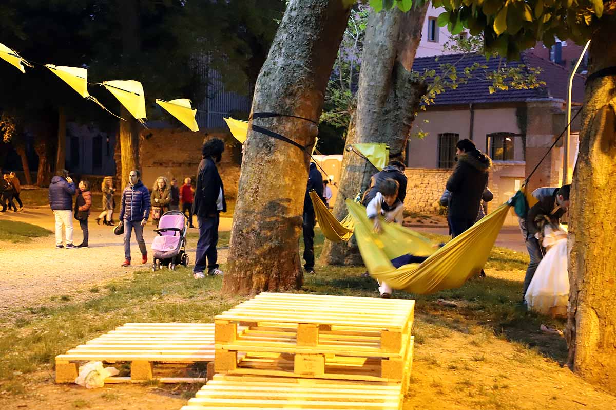 A pesar del frío viento, los burgaleses han salido a las calles para disfrutar de propuestas culturales hasta las 3 horas de la mañana durante una jornada llena de vida