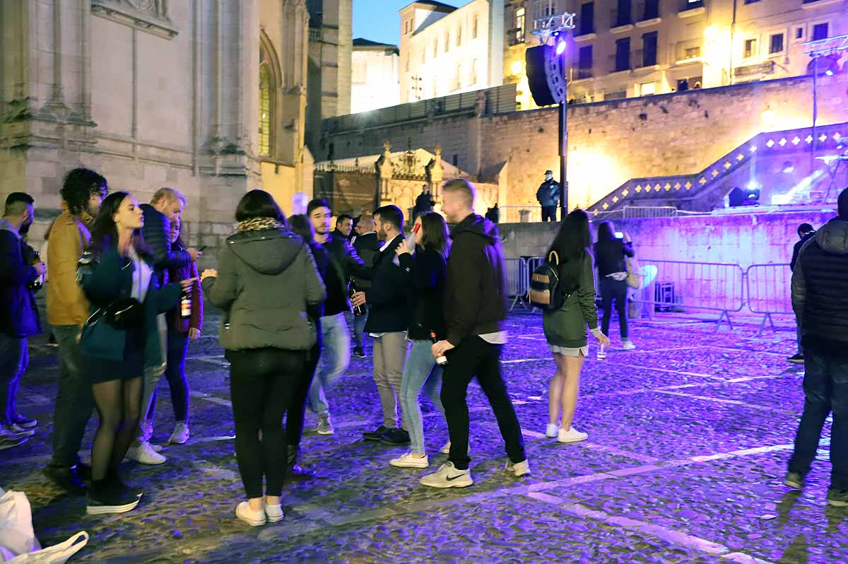 A pesar del frío viento, los burgaleses han salido a las calles para disfrutar de propuestas culturales hasta las 3 horas de la mañana durante una jornada llena de vida