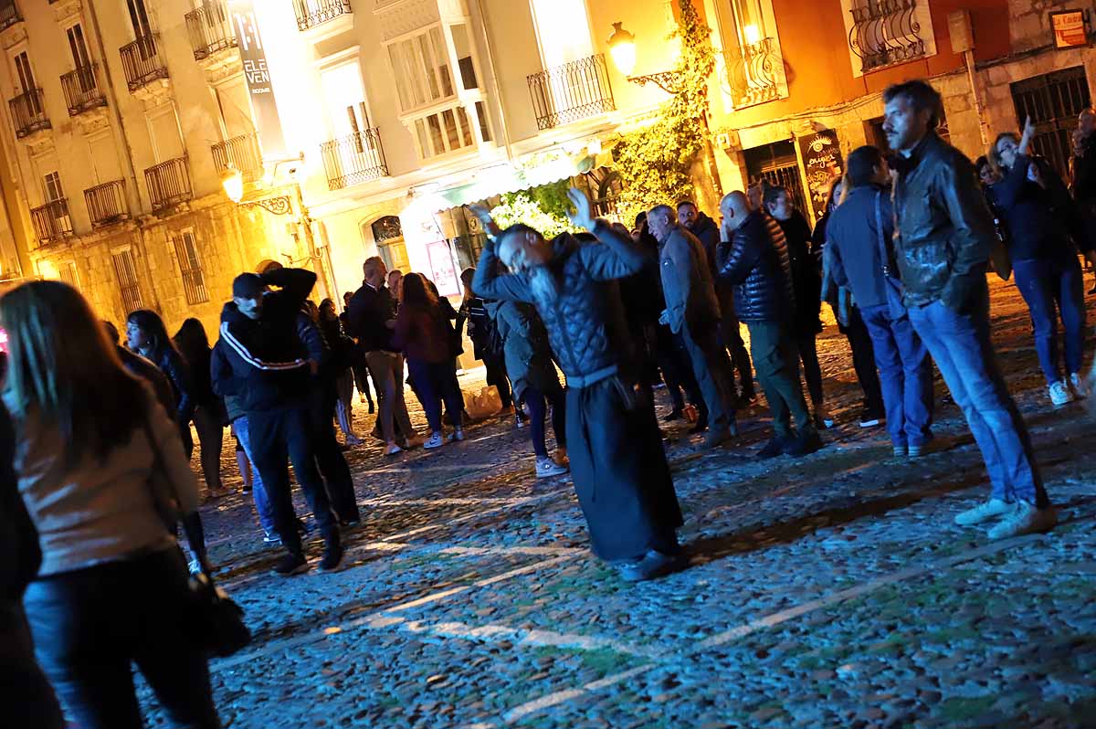 A pesar del frío viento, los burgaleses han salido a las calles para disfrutar de propuestas culturales hasta las 3 horas de la mañana durante una jornada llena de vida