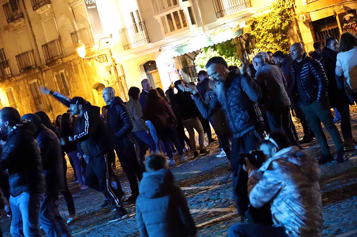 A pesar del frío viento, los burgaleses han salido a las calles para disfrutar de propuestas culturales hasta las 3 horas de la mañana durante una jornada llena de vida