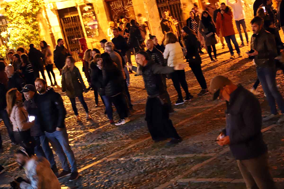 A pesar del frío viento, los burgaleses han salido a las calles para disfrutar de propuestas culturales hasta las 3 horas de la mañana durante una jornada llena de vida