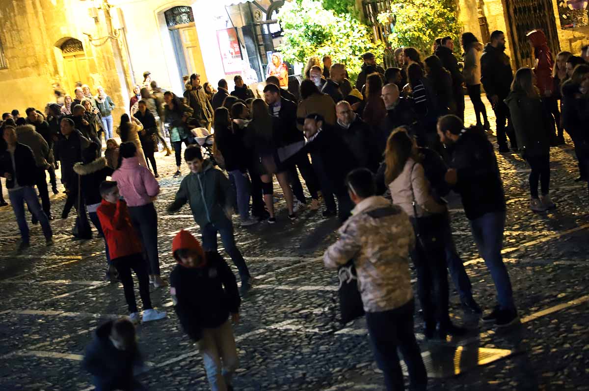 A pesar del frío viento, los burgaleses han salido a las calles para disfrutar de propuestas culturales hasta las 3 horas de la mañana durante una jornada llena de vida