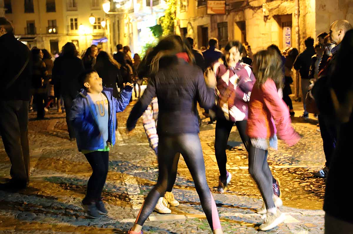 A pesar del frío viento, los burgaleses han salido a las calles para disfrutar de propuestas culturales hasta las 3 horas de la mañana durante una jornada llena de vida