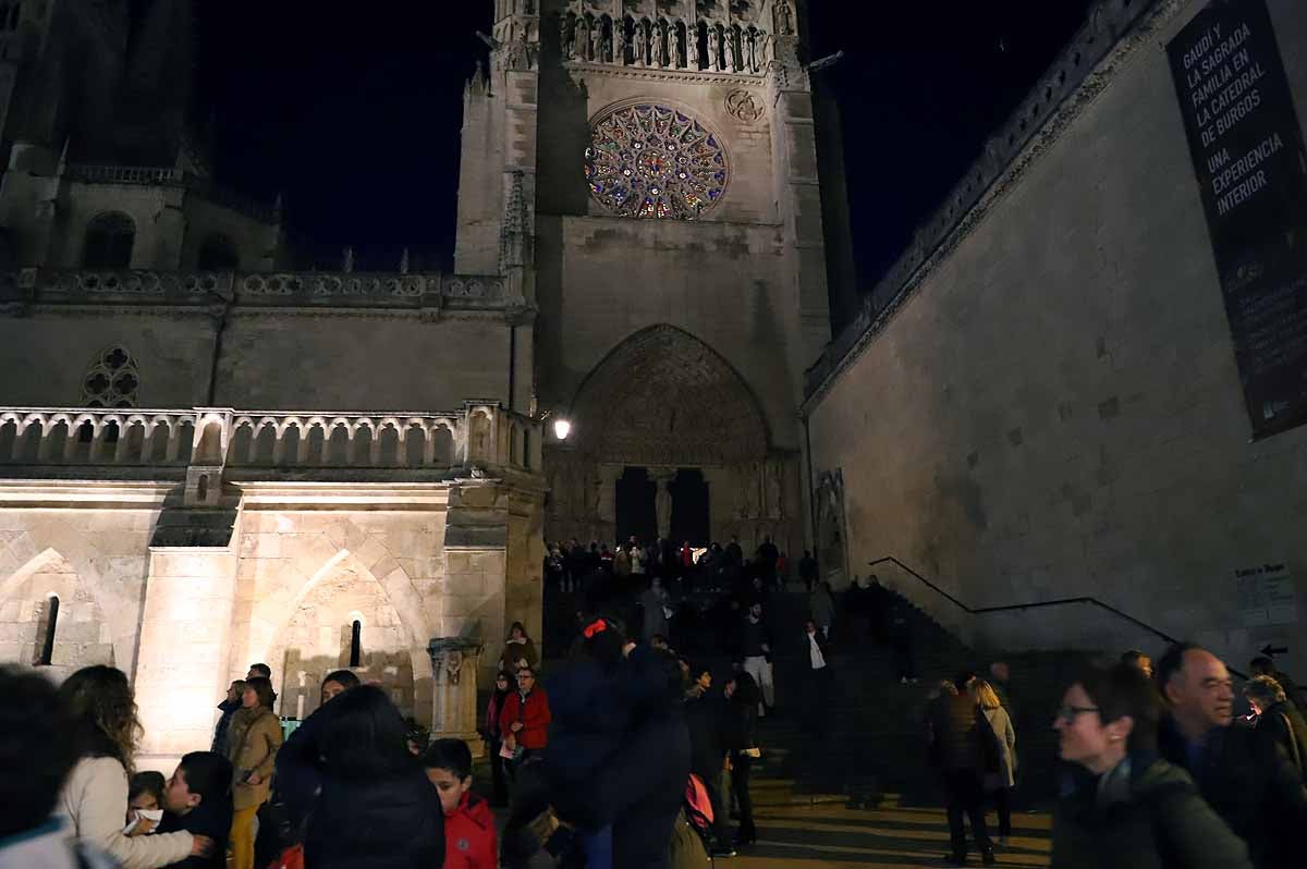 A pesar del frío viento, los burgaleses han salido a las calles para disfrutar de propuestas culturales hasta las 3 horas de la mañana durante una jornada llena de vida