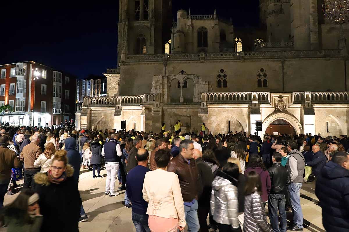 A pesar del frío viento, los burgaleses han salido a las calles para disfrutar de propuestas culturales hasta las 3 horas de la mañana durante una jornada llena de vida