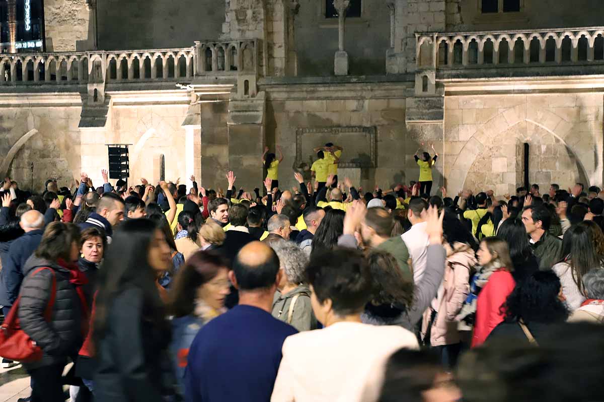 A pesar del frío viento, los burgaleses han salido a las calles para disfrutar de propuestas culturales hasta las 3 horas de la mañana durante una jornada llena de vida