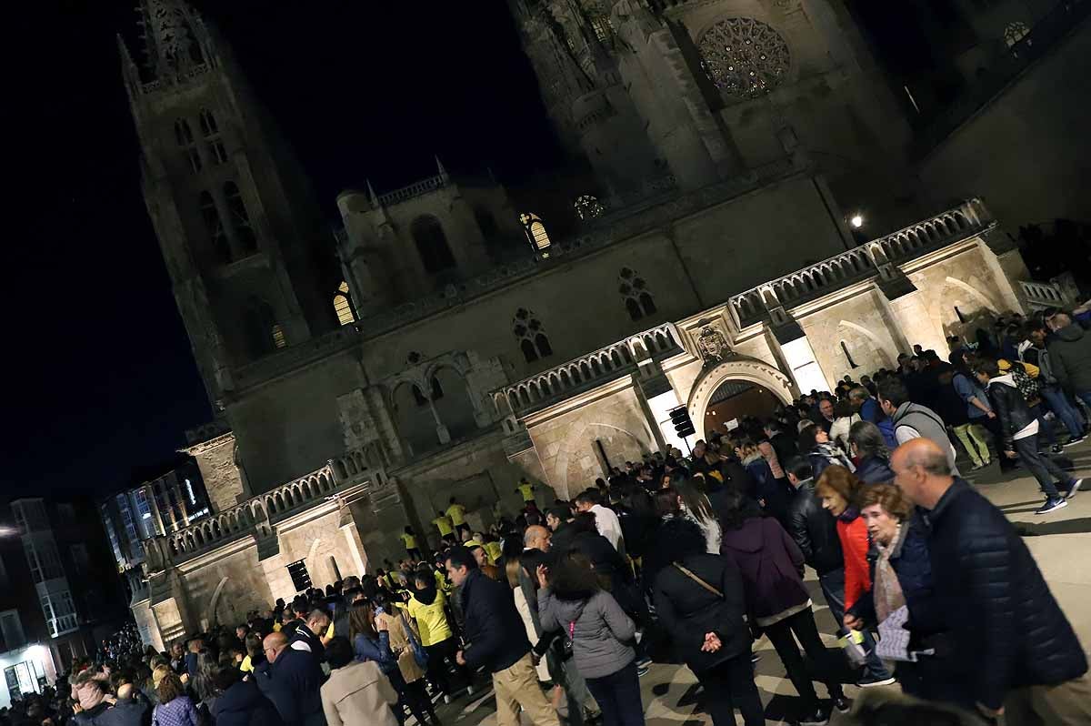 A pesar del frío viento, los burgaleses han salido a las calles para disfrutar de propuestas culturales hasta las 3 horas de la mañana durante una jornada llena de vida