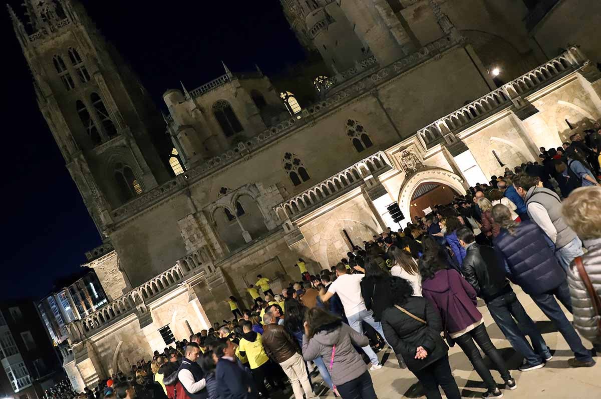 A pesar del frío viento, los burgaleses han salido a las calles para disfrutar de propuestas culturales hasta las 3 horas de la mañana durante una jornada llena de vida