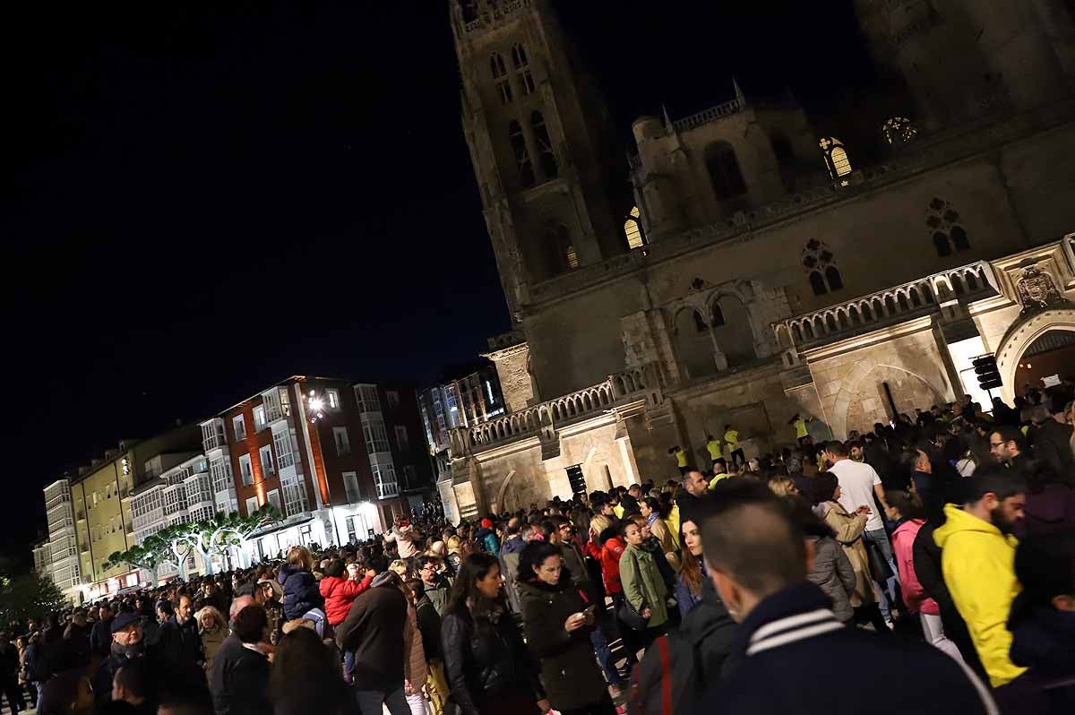 A pesar del frío viento, los burgaleses han salido a las calles para disfrutar de propuestas culturales hasta las 3 horas de la mañana durante una jornada llena de vida