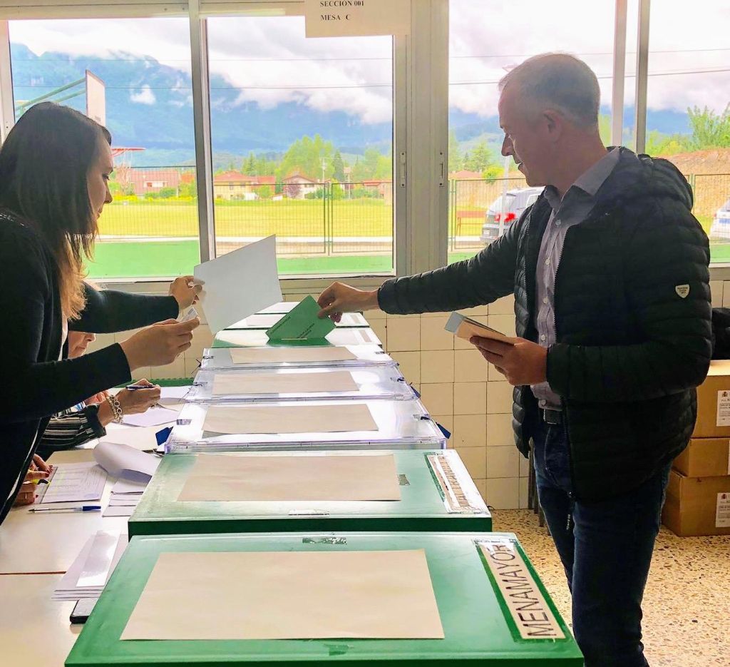 El senador socialista Ander Gil vota en Villasana de Mena. 