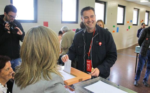Daniel de la Rosa, candiato a la Alcaldía de Burgos por el PSOE, vota en el colegio Sagrada Familia