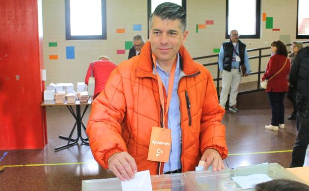 Vicente Marañón, candidato de Ciudadanos a la Alcaldía de Burgos, votó en el colegio Sagrada Familia