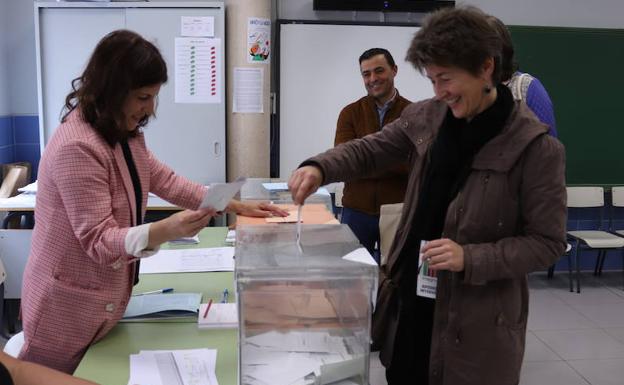 Céline Martin introduciendo su voto en la urna.