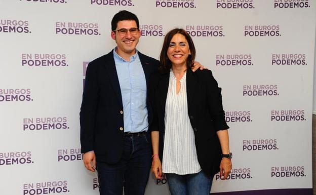 Salinero junto con Arroyo en la sede de Podemos