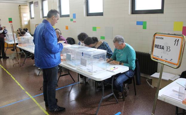 Un vecino de Burgos ejerce su derecho al voto.