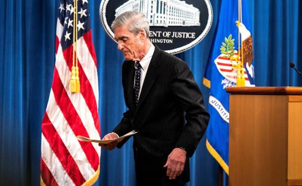 El fiscal especial Robert Mueller abandona el estrado tras la rueda de prensa con la que rompió su silencio. 