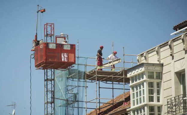 Varios obreros de la construcción durante su jornada laboral.