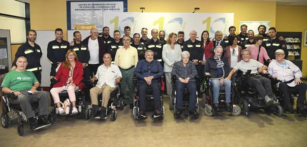 Miembros de la Plataforma y bomberos de Burgos. 