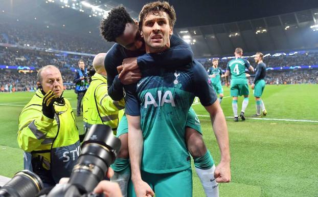 Fernando Llorente celebra con Danny Rose el gol que acabaría dándole al Tottenham el pase ante el Manchester City. 