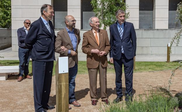 De izda. a dcha. Juan José Laborda, el escritor Óscar Esquivias, Fernando Tejerina y el rector Manuel Pérez Mateos, en el Jardín de la Sabiduría. 