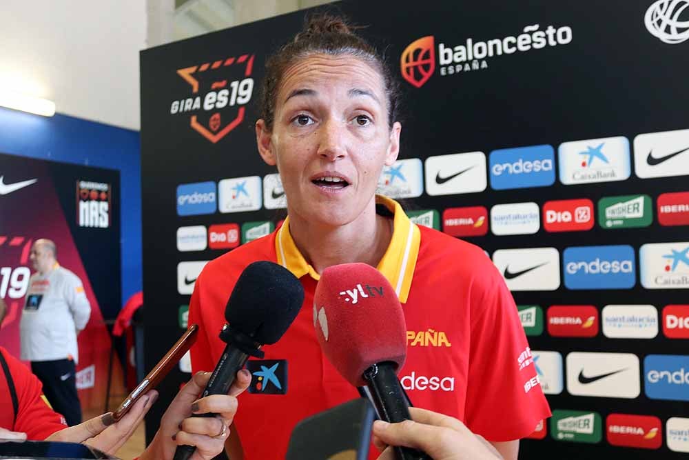 Las jugadoras de Lucas Mondelo se ejercitan de cara a su debut contra Letonia en el cuadrangular del Coliseum Burgos preparatorio para el Europeo de Serbia y Letonia de este verano. 