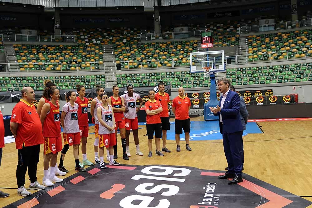 Las jugadoras de Lucas Mondelo se ejercitan de cara a su debut contra Letonia en el cuadrangular del Coliseum Burgos preparatorio para el Europeo de Serbia y Letonia de este verano. 