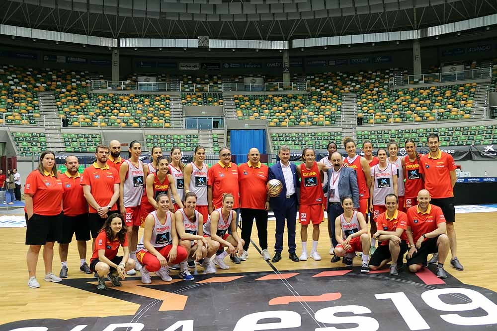 Las jugadoras de Lucas Mondelo se ejercitan de cara a su debut contra Letonia en el cuadrangular del Coliseum Burgos preparatorio para el Europeo de Serbia y Letonia de este verano. 
