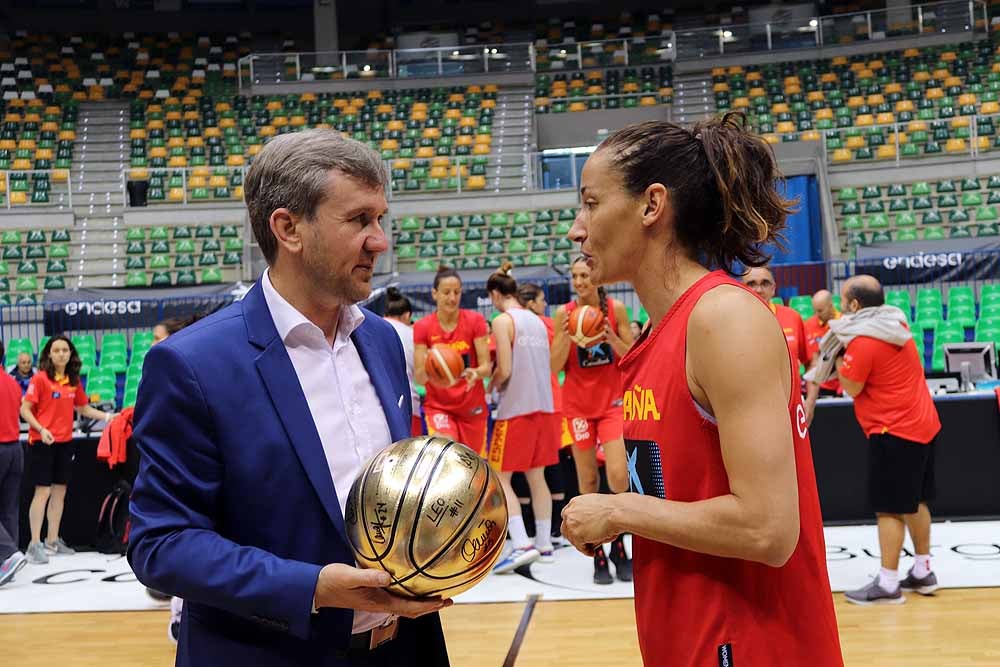 Las jugadoras de Lucas Mondelo se ejercitan de cara a su debut contra Letonia en el cuadrangular del Coliseum Burgos preparatorio para el Europeo de Serbia y Letonia de este verano. 