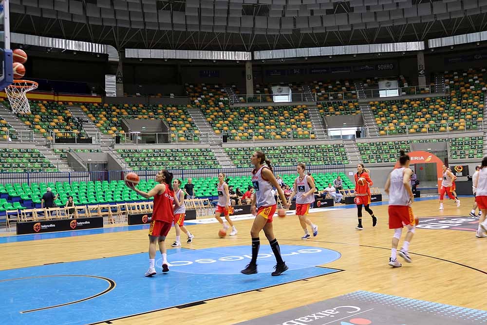 Las jugadoras de Lucas Mondelo se ejercitan de cara a su debut contra Letonia en el cuadrangular del Coliseum Burgos preparatorio para el Europeo de Serbia y Letonia de este verano. 