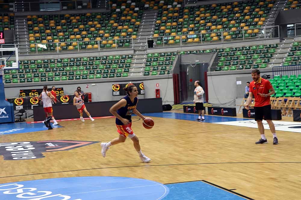 Las jugadoras de Lucas Mondelo se ejercitan de cara a su debut contra Letonia en el cuadrangular del Coliseum Burgos preparatorio para el Europeo de Serbia y Letonia de este verano. 