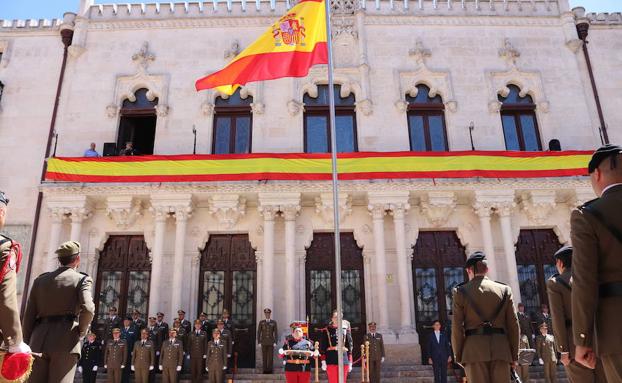 Imagen del izado de bandera de este viernes