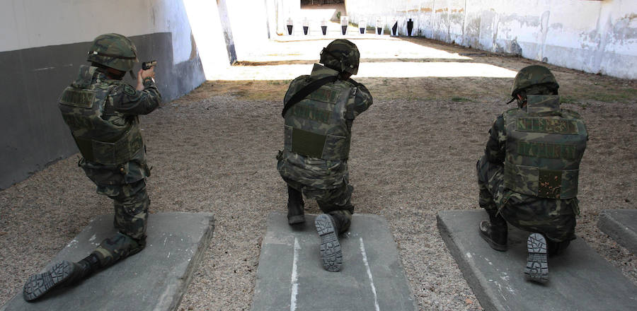 En Castilla y León se han incorporado 1.200 jóvenes a las Fuerzas Armadas en los últimos cutro años. Imágenes de alumnos de la Academia de Caballería de Valladolid