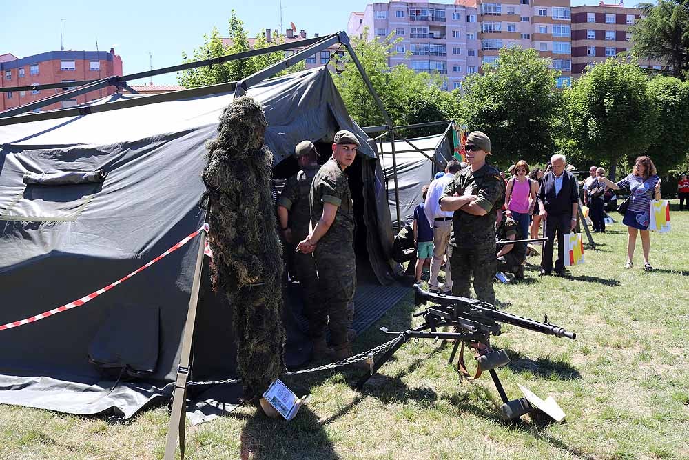 Las unidades militares de Burgos y la Guardia Civil han celebrado el Día de las Fuerzas Armadas con una exhibición de equipamiento y material militar y talleres para grandes y pequeños