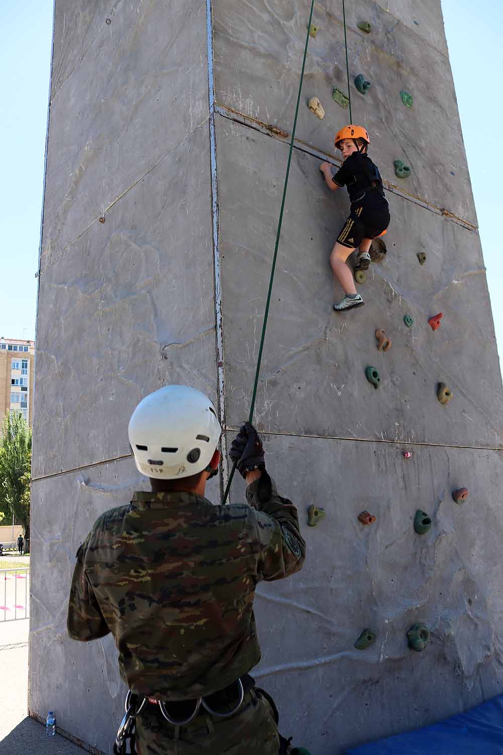 Las unidades militares de Burgos y la Guardia Civil han celebrado el Día de las Fuerzas Armadas con una exhibición de equipamiento y material militar y talleres para grandes y pequeños