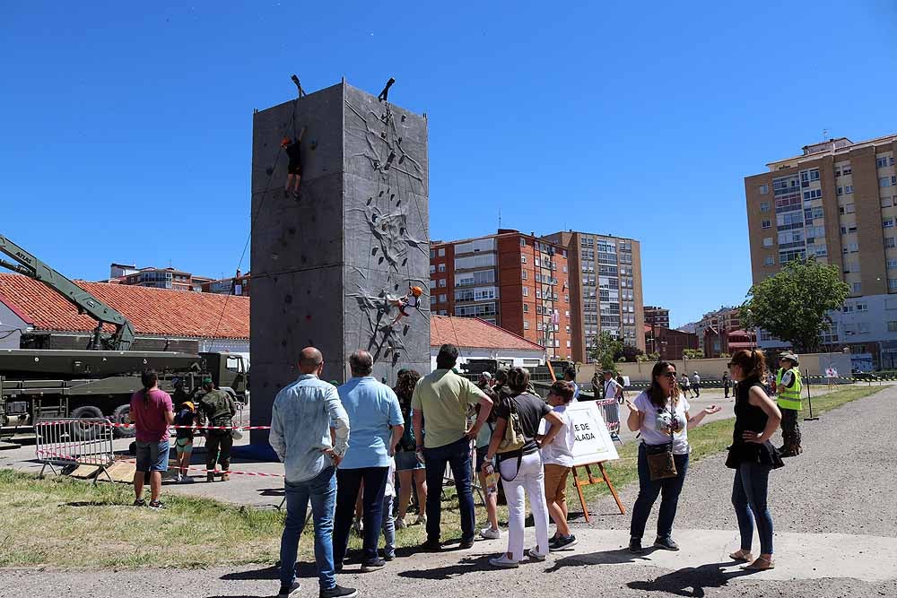 Las unidades militares de Burgos y la Guardia Civil han celebrado el Día de las Fuerzas Armadas con una exhibición de equipamiento y material militar y talleres para grandes y pequeños