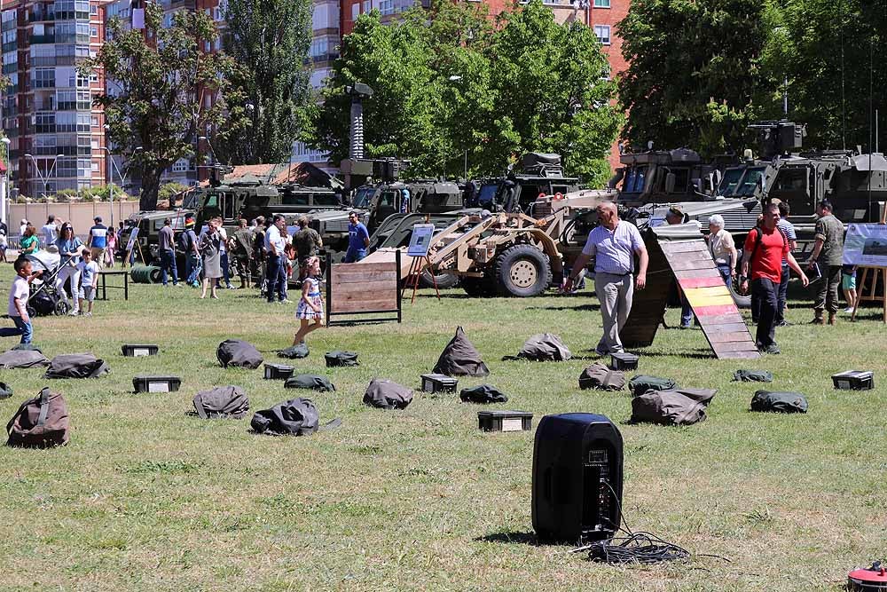 Las unidades militares de Burgos y la Guardia Civil han celebrado el Día de las Fuerzas Armadas con una exhibición de equipamiento y material militar y talleres para grandes y pequeños