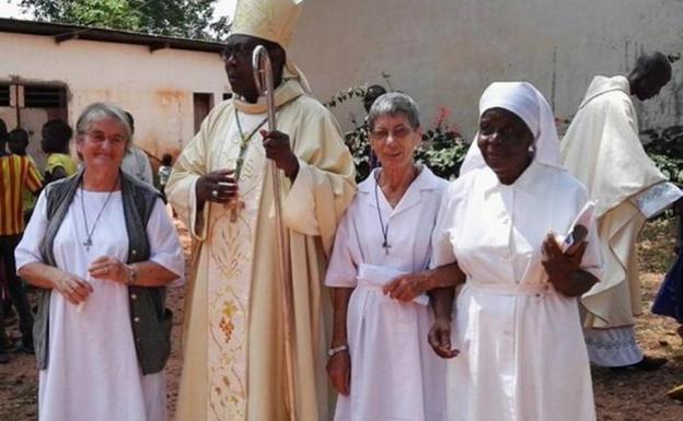 Sor Inés Nieves, en el centro, con el obispo de la diócesis africana de Berberati, donde fue degollada