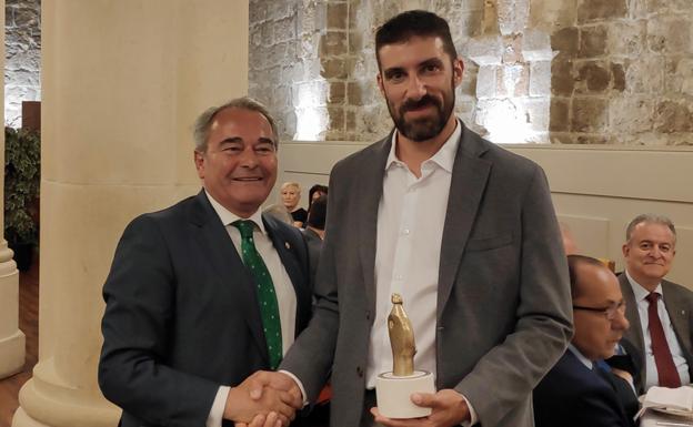 Serrano ha recogido el premio de manos del presidente del colegio