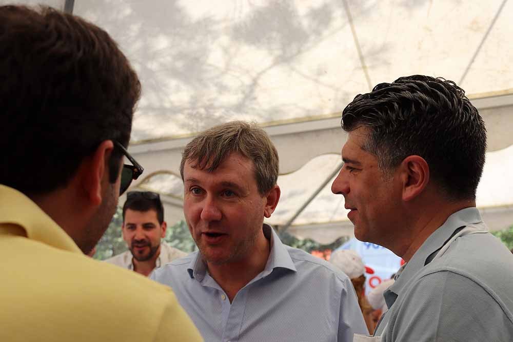 Los concejales del Ayuntamiento de Burgos han dejado a un lado las negociaciones políticas y han repartido la paella de la Romería de la Virgen Blanca | Ha habido guiños a la situación política actual pero el desenlace del Gobierno municipal todavía tardará en llegar