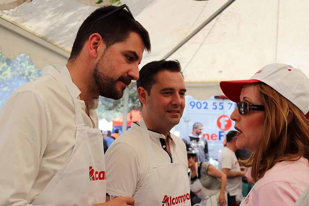 Los concejales del Ayuntamiento de Burgos han dejado a un lado las negociaciones políticas y han repartido la paella de la Romería de la Virgen Blanca | Ha habido guiños a la situación política actual pero el desenlace del Gobierno municipal todavía tardará en llegar