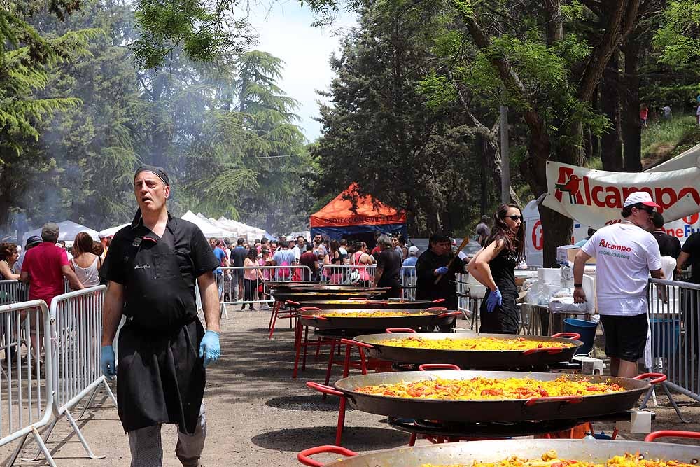 Los concejales del Ayuntamiento de Burgos han dejado a un lado las negociaciones políticas y han repartido la paella de la Romería de la Virgen Blanca | Ha habido guiños a la situación política actual pero el desenlace del Gobierno municipal todavía tardará en llegar