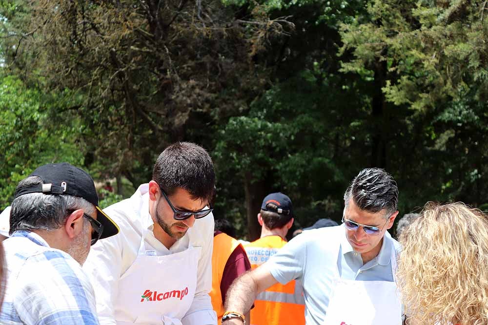 Los concejales del Ayuntamiento de Burgos han dejado a un lado las negociaciones políticas y han repartido la paella de la Romería de la Virgen Blanca | Ha habido guiños a la situación política actual pero el desenlace del Gobierno municipal todavía tardará en llegar