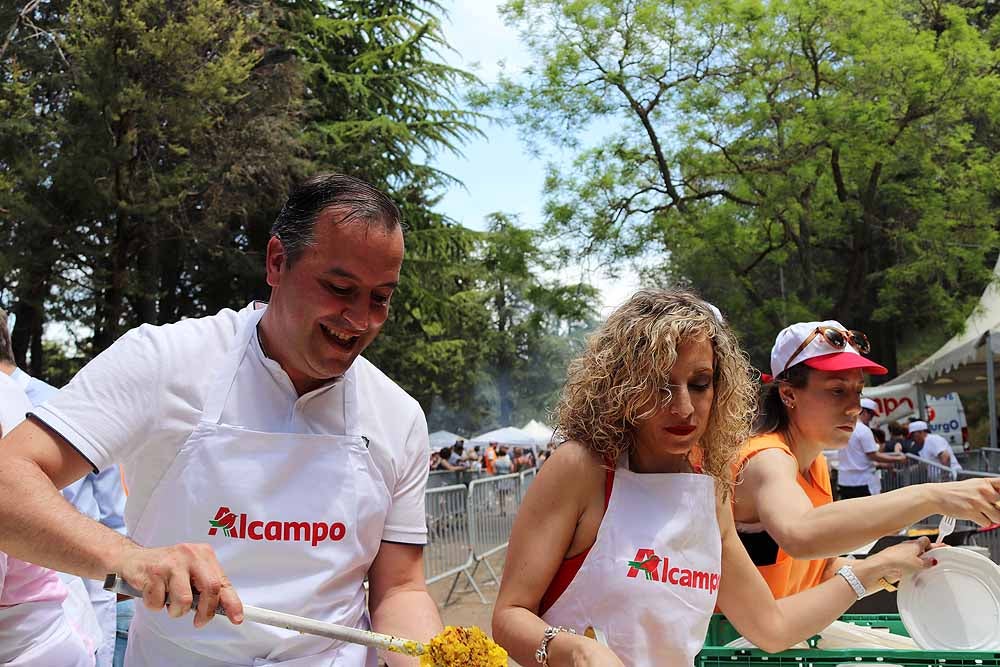 Los concejales del Ayuntamiento de Burgos han dejado a un lado las negociaciones políticas y han repartido la paella de la Romería de la Virgen Blanca | Ha habido guiños a la situación política actual pero el desenlace del Gobierno municipal todavía tardará en llegar