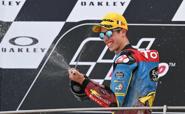 Alex Márquez celebra la victoria en el GP de Italia.