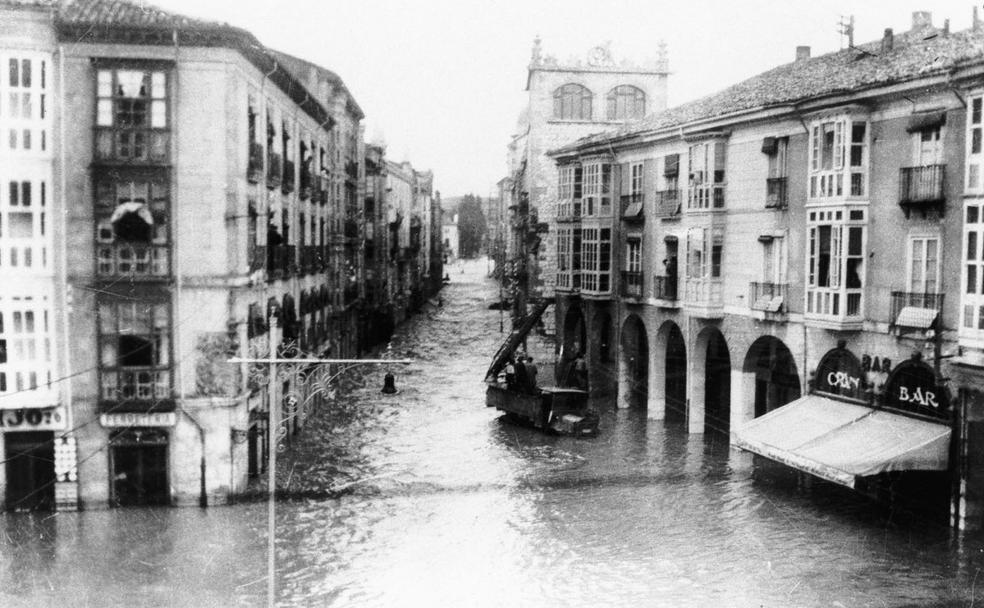 Aspecto de la calle Santander tras el desbordamiento del Vena.