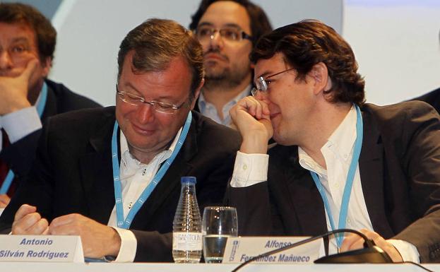 Los dos candidatos de las primarias del PP en Castilla y León, a la izquierda en la fotografía Antonio Silván, alcalde de León, y Alfonso Fernández Mañueco, entonces secretario general del PP y alcalde de Salamanca. 