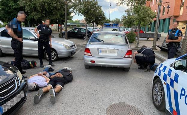 Momento de la detención de los cuatro jóvenes