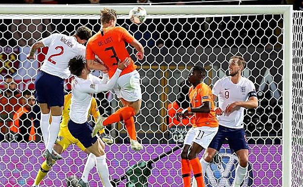 Matthijs de Ligt (c) de Holanda anota el 1-1 durante la semifinal de la Liga de Naciones. 