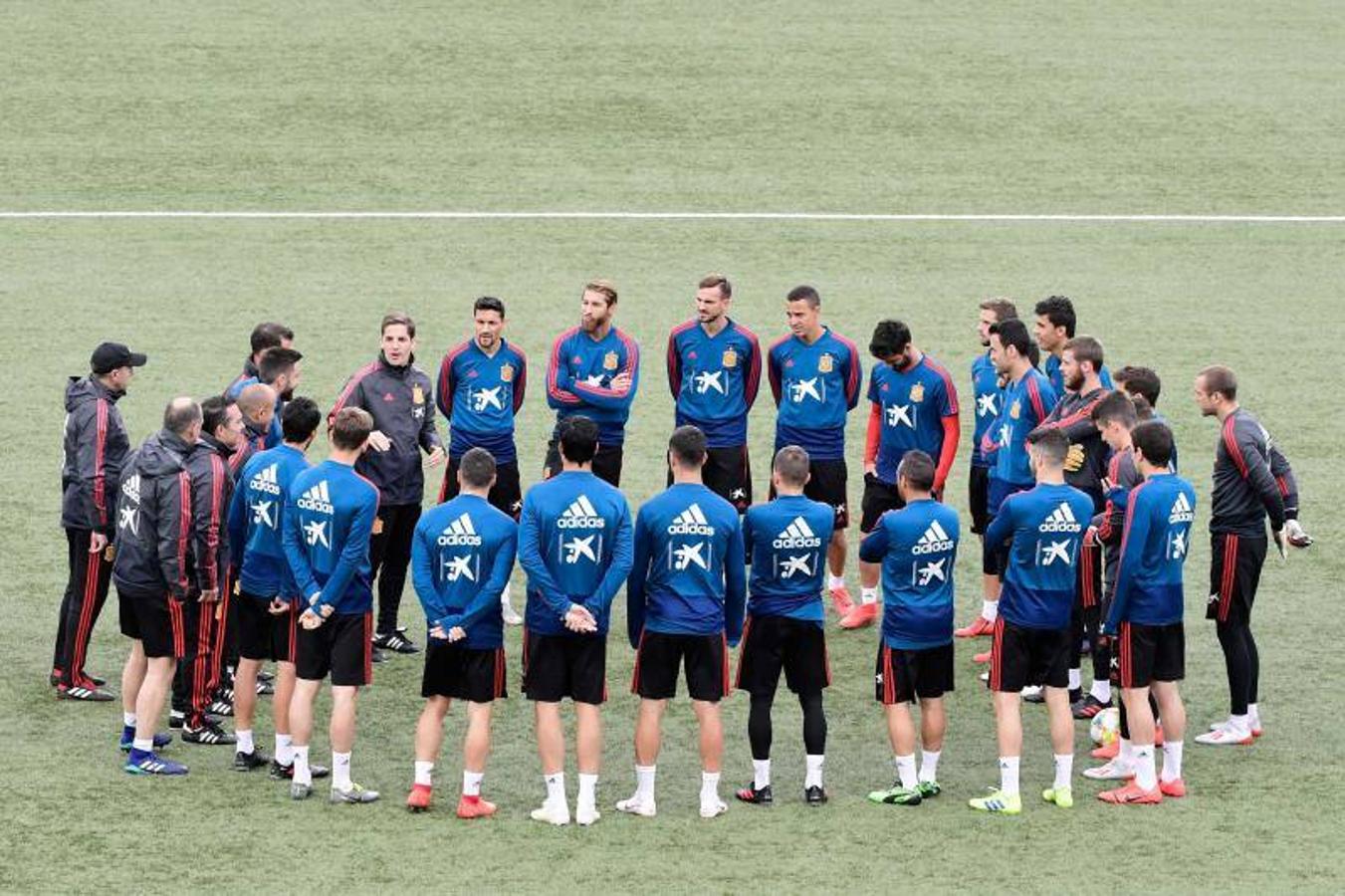 La selección española tratará de seguir encarrilando su clasificación para la Eurocopa 2020 en este modesto estadio sin una grada de la capital del archipiélago autónomo que forma parte del Reino de Dinamarca