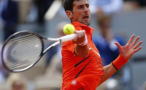 Djokovic golpea la bola. 